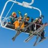 Der Sessellift Easy Rider Quad Chair transportiert Wintersportler im Skigebiet Porters in Neuseeland.