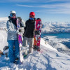 Sowohl Skifahrer als auch Snowboarder haben hier Spaß und sind von der tollen Aussicht begeistert.