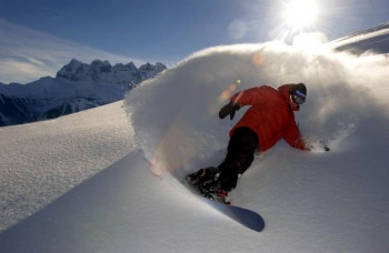 Die Anreise zum Skigebiet ist so einfach wie eine Freeride-Session fantastisch ist: Dank des Genfer Flughafens ist Portes du Soleil von allen europäischen Großstädten aus gut erreichbar.