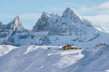 Die höchsten Bergstationen liegen schneesicher auf über 2300 Meter.