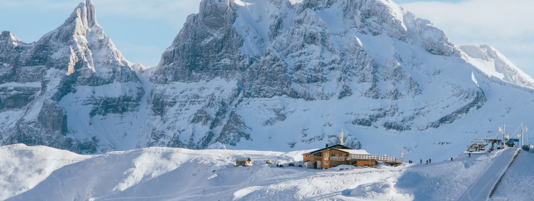 Die höchsten Bergstationen liegen schneesicher auf über 2300 Meter.