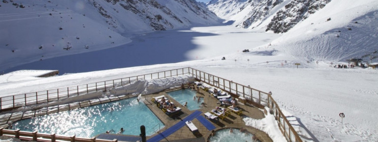 Nach dem Skifahren kannst du im Hotel entspannen.
