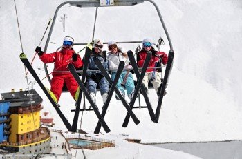 Mehrere Skilifte befördern die Gäste auf bis zu 3310 Meter Höhe.