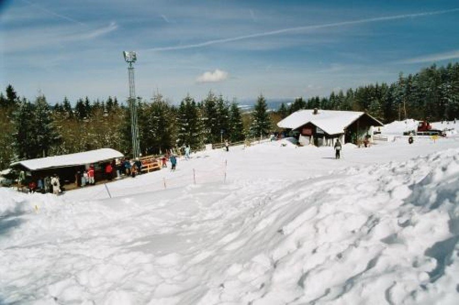 An der Talstation der Doppelliftanlage können sich hungrige Skifahrer stärken