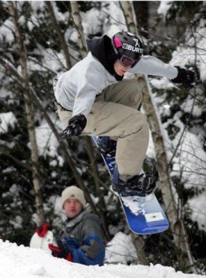 Snowboarder toben sich in der Snowboardarea am Lift1 aus