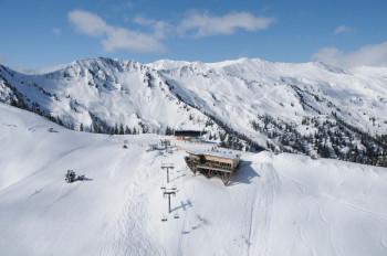 Herrliches Winterpanorama mit Blick auf die Skihütte Hochsitz.