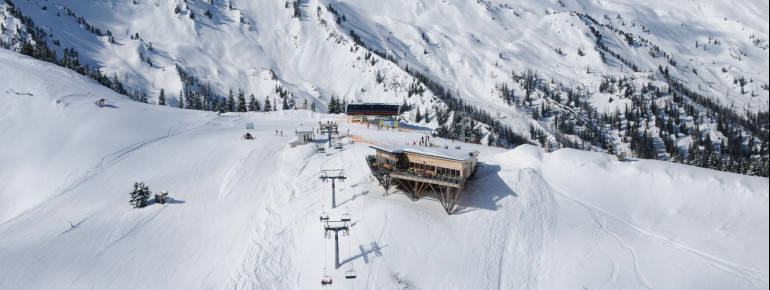 Herrliches Winterpanorama mit Blick auf die Skihütte Hochsitz.