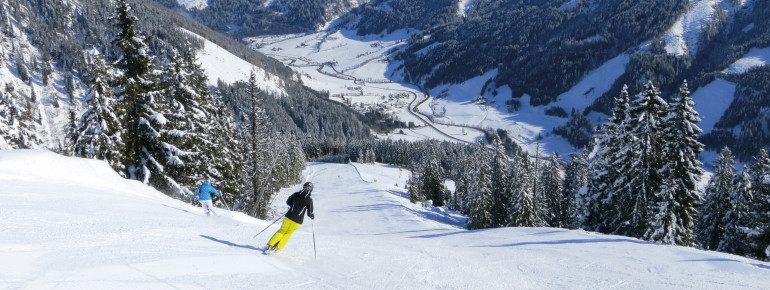 Traumhaft Piste "Sonnige West" mit Blick auf den Ort Donnersbachwald