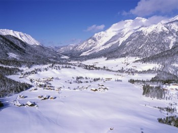 Die idyllische Landschaft in Steinberg am Rofan lädt zum Skifahren ein.