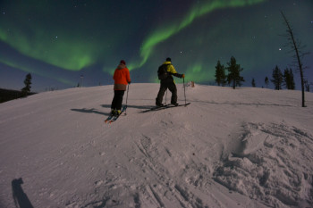 Im finnischen Lappland leuchten die grün leuchtenden Nordlichter.