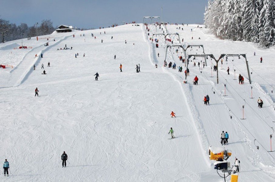 Der Doppel-Schlepplift in Grün bringt die Wintersportler auf den Berg.
