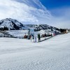 Blick auf das Kinderland mit kostenlos nutzbaren Förderbändern und Skikarussell.