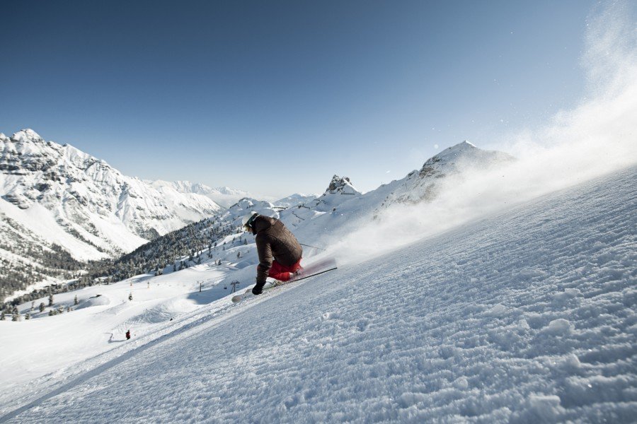Mit überwiegend rot und blau markierten Pisten ist das Tiroler Skigebiet besonders bei Familien und Anfängern beliebt.