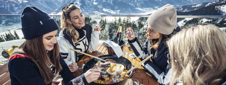 In den Berghütten kannst du traditionelle österreichische Speisen probieren.