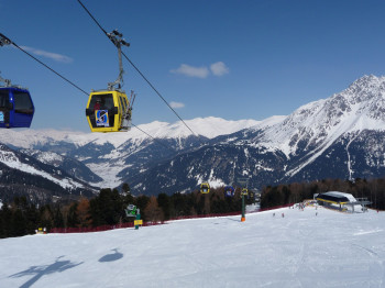 Die Gondelbahn bringt die Skifahrer bequem in das Skigebiet