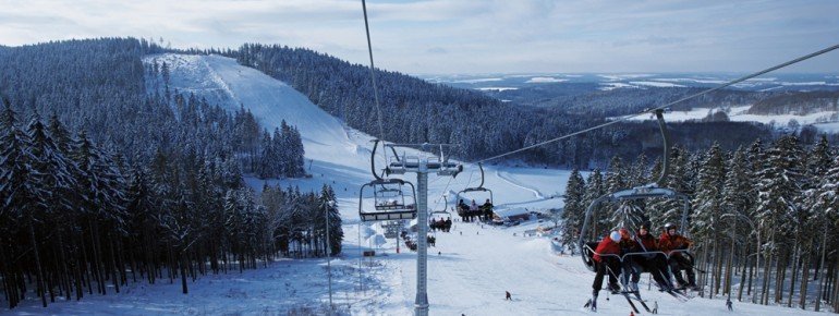 Ein 4er Sessellift befördert die Gäste des Skigebietes Schöneck