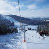 Ein 4er Sessellift befördert die Gäste des Skigebietes Schöneck