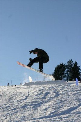 Snowboarder freuen sich über den integrierten Funpark im Skigebiet
