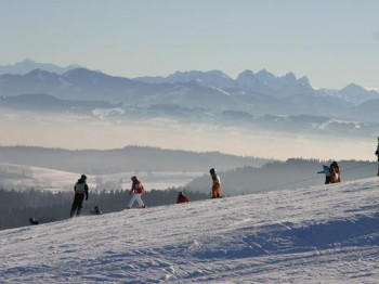 Wer im Kinderland fleißig geübt hat, kann sich danach auf der rot markierten Piste beweisen