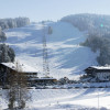 Blick auf die Sportalm im Skigebiet am Gschwandtkopf.