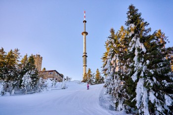 Der Ochsenkopf ist 1024 Meter hoch. Nicht zu übersehen ist der Fernsehturm in Gipfelnähe.