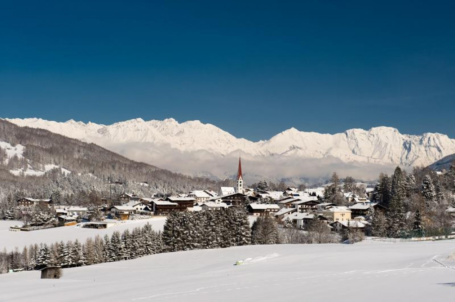 Der Ort Mieders liegt idyllisch im Stubaital unweit von Tirols Landeshauptstadt Innsbruck. Im Hintergrund ist die Nordkette zu erkennen.