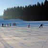 Auf der flachen und breiten Piste zeigen die Skilehrer der Skischule Burbach den Kleinen die ersten Schwünge.
