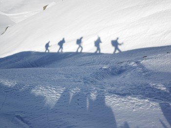 Schön verschneite Hänge sind optimal für Skitourengeher.