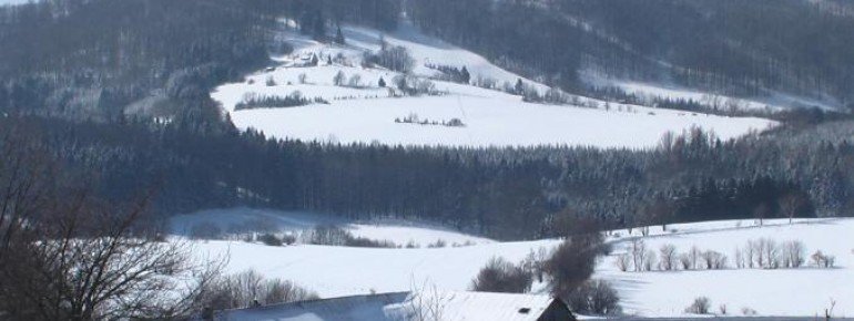 Die verschneite Nordseite des Simmelsberg lädt Wintersporler zum Verweilen.