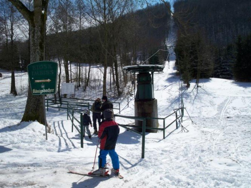 Zu sehen ist die Talstation des Skilifts A im Skigebiet Simmelsberg.