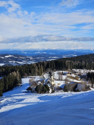 Die 2000m lange Silberkrugabfahrt führt am malerischen Örtchen Hoch St. Paul vorbei und bietet ein traumhaftes Panorama bis in die Steiermark.