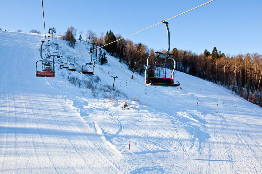 Im Skigebiet Gače erwarten dich 7 km gut präparierte Pisten.