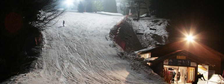 Eine der zahlreichen Flutlichtabfahrten im Skiliftkarussel Winterberg.