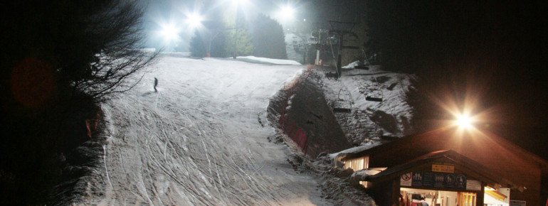 Eine der zahlreichen Flutlichtabfahrten im Skiliftkarussel Winterberg.