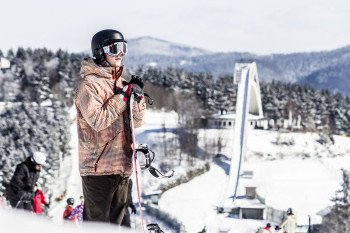 Sowohl für Skifahrer als auch für Snowboard hat das Skiliftkarussel einiges zu bieten. Im Hintergrund erhascht man einen Blick auf die St. Georg Schanze.