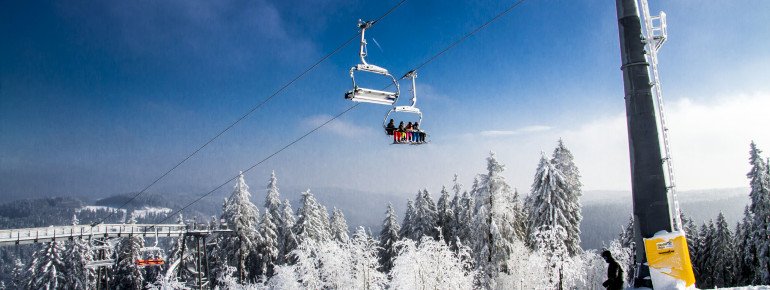 Die schwarze Piste von der Kappe ins Tal wird als Slalomhang bezeichnet und von einem 6er-Sessellift bedient.