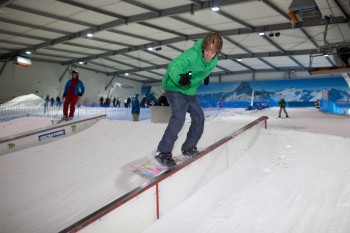 Freestyler fühlen sich im Snow Park wohl, wo sie ihre Fähigkeiten an Obstacles beweisen können