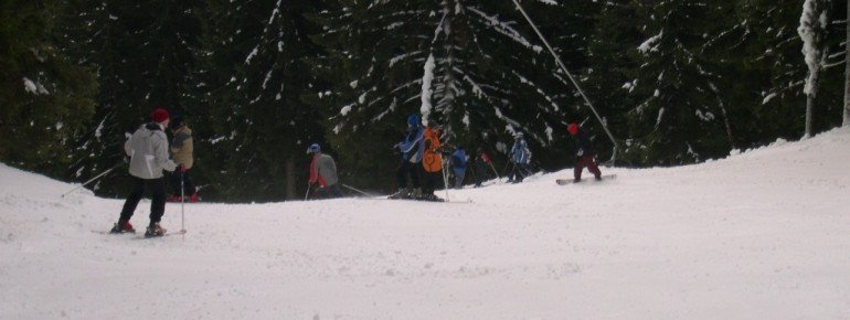 Mit dem Board zwischen den Skifahrern durchschlängeln!