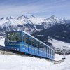 Mit der Standseilbahn Chantarella geht es hinauf während man den Blick über St- Moritz und den gefrorenen St. Moitzersee schweifen lassen kann.