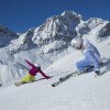 Sowohl Snowboarder als auch Skifahrer finden im Skigebiet Corviglia ihre Lieblingspisten. Hier zwei Wintersportler bei der Abfahrt mit dem Piz Albana und dem Piz Julier im Hintergrund.