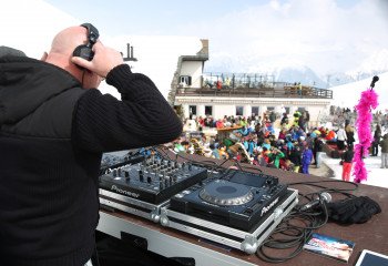 Beim St. Moritz Music Summit legen bekannte DJs wie beispielsweise DJ Castle in der Sternbar für das begeisterte Publikum auf.