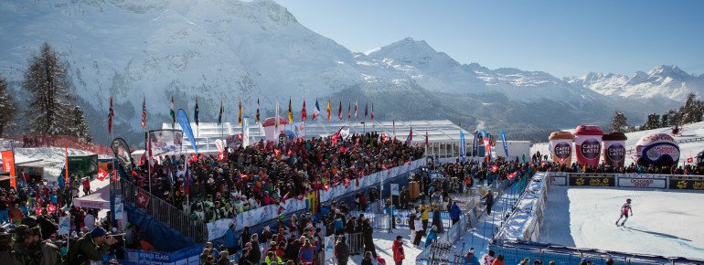 Zuschauer verfolgen im Zielgelände Salastrains den Zieleinlauf der Damen beim AUDI FIS Ski World Cup.