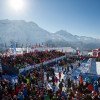 Zuschauer verfolgen im Zielgelände Salastrains den Zieleinlauf der Damen beim AUDI FIS Ski World Cup.
