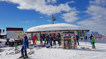 Einen Skiservice und Skiverleih gibt es direkt beim Einstieg zum Triassic Park.