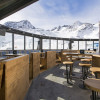 Das Schneekristall Pavillon mit geöffnetem Dach bei schönem Wetter