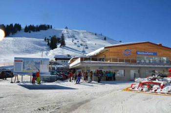Modernes Servicezentrum in der Talstation der 6er-Sessel-Waldkopfbahn: Skischulbüro, großer Skishop, Service, Verleih und beheizbare Skidepots.