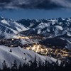 Der Ort Sun Valley wird im Winter umrahmt von tief verschneiten Bergen.