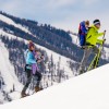 Familien erkunden die verschneite Gegend gern auf Winterwanderwegen oder mit Schneeschuhen.