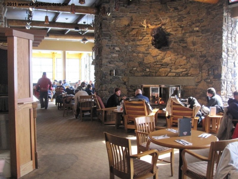 Das Restaurant in der Sunshine Mountain Lodge lädt zum Verweilen ein.