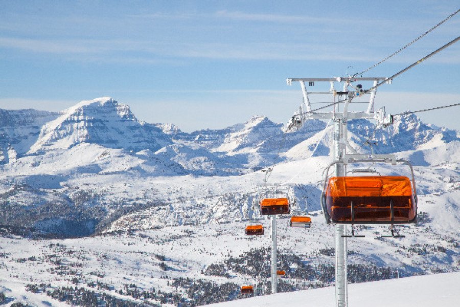 Sunshine Village ist Besitzer des ersten beheizten Sessellifts Kanadas. Der Teepee Town befördert stündlich bis zu 1,200 Skifahrer den Berg hinauf.